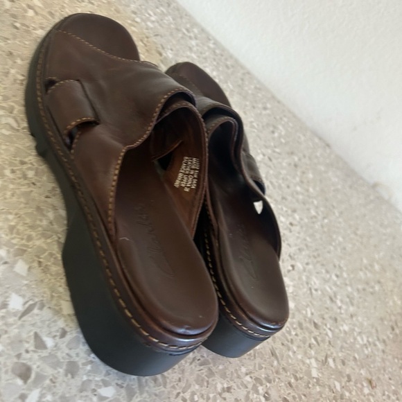 Clarks Womens 8 1/2 chocolate Brown Leather
Slides Wedge Sandals Open Toe Shoe - Picture 5 of 10